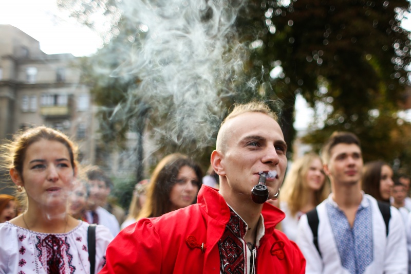 Кошка привела хозяйку на марш в вышиванках: фоторепортаж из центра Киева