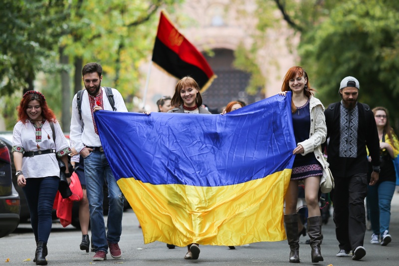 Кошка привела хозяйку на марш в вышиванках: фоторепортаж из центра Киева