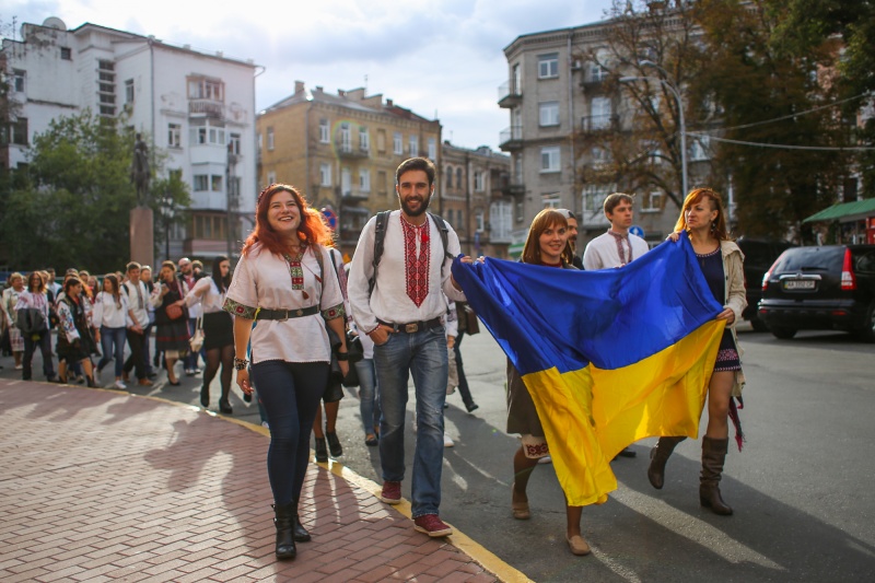 Кошка привела хозяйку на марш в вышиванках: фоторепортаж из центра Киева