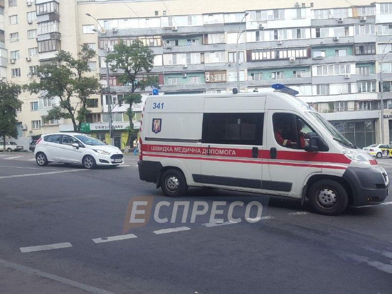 "Німець" перекинувся на дах: у Києві сталося сильне зіткнення авто (фото)