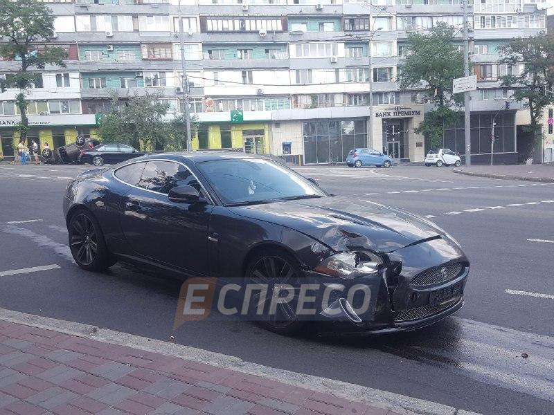 "Німець" перекинувся на дах: у Києві сталося сильне зіткнення авто (фото)