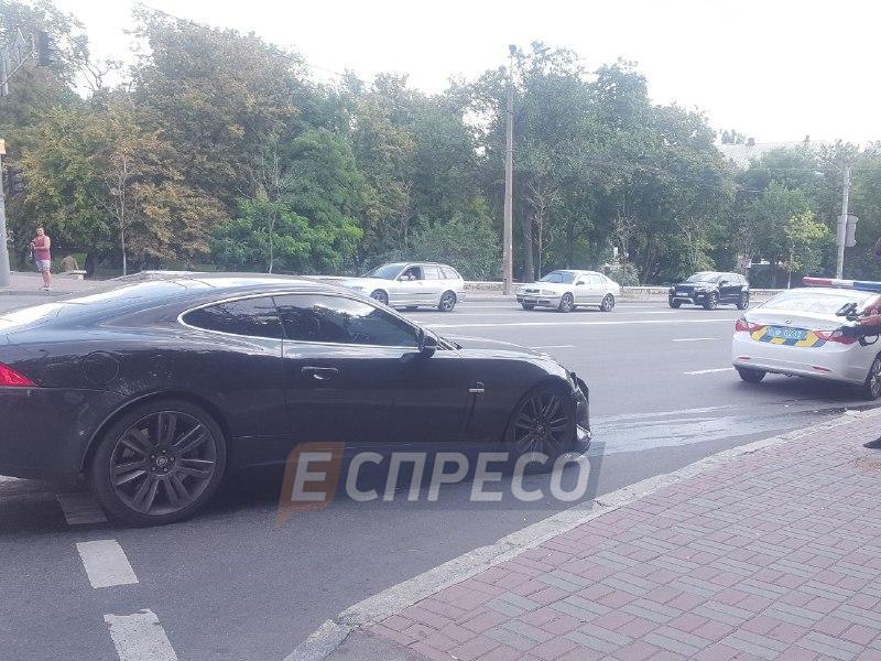 "Німець" перекинувся на дах: у Києві сталося сильне зіткнення авто (фото)