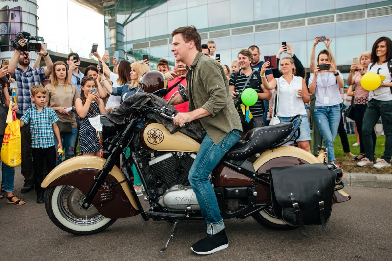 Дмитрий Комаров отправился покорять новую страну: что известно о поездке