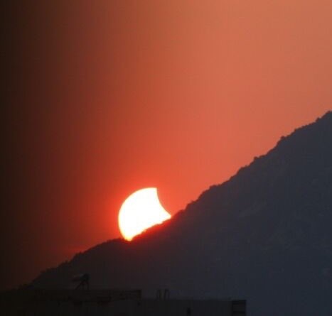 В сети появились свежие фото солнечного затмения, сделанные по всему миру