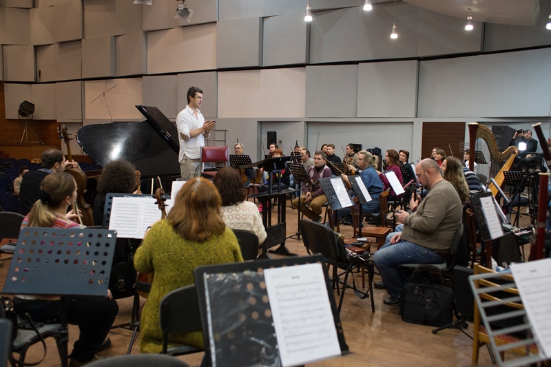 Пианист-виртуоз Хмара готовится к шоу "Колесо жизни" с симфоническим оркестром