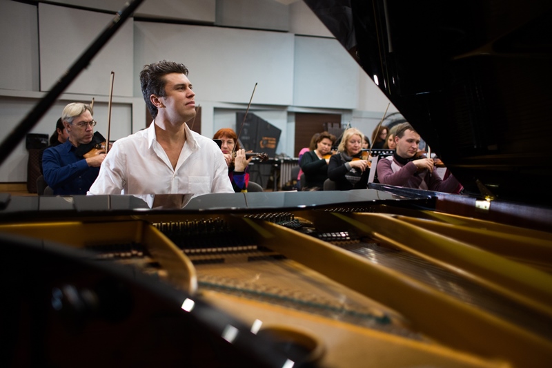 Пианист-виртуоз Хмара готовится к шоу "Колесо жизни" с симфоническим оркестром