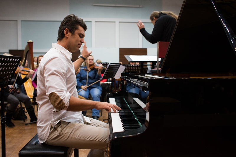 Пианист-виртуоз Хмара готовится к шоу "Колесо жизни" с симфоническим оркестром