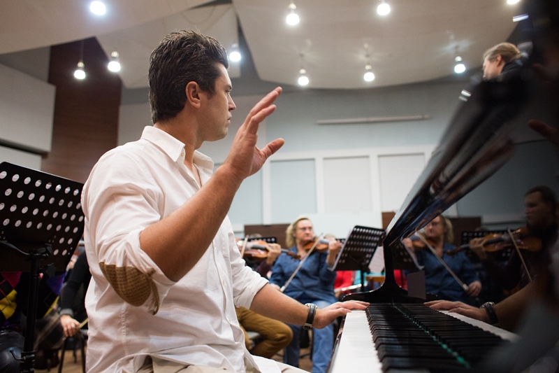 Пианист-виртуоз Хмара готовится к шоу "Колесо жизни" с симфоническим оркестром