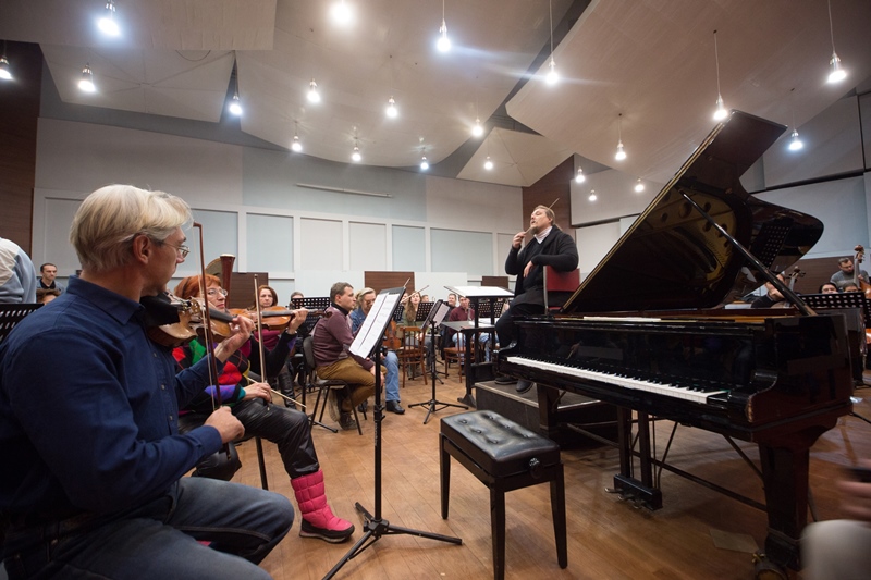 Пианист-виртуоз Хмара готовится к шоу "Колесо жизни" с симфоническим оркестром