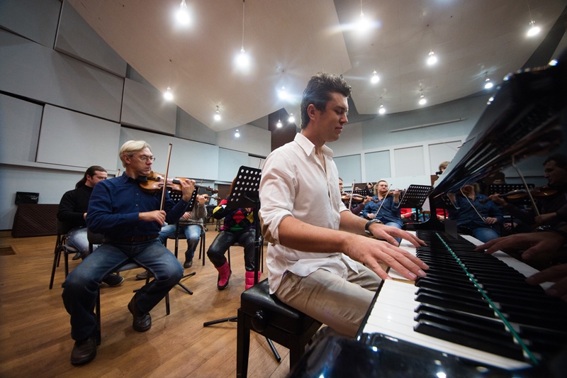 Пианист-виртуоз Хмара готовится к шоу "Колесо жизни" с симфоническим оркестром