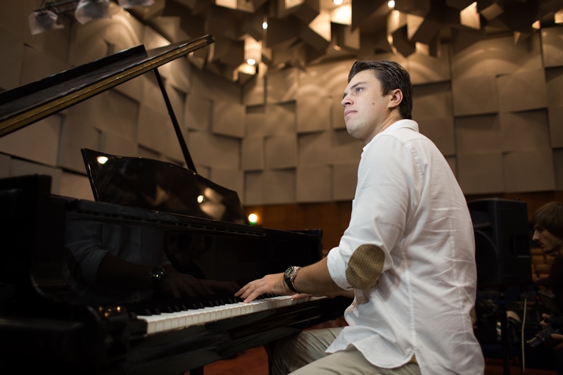 Пианист-виртуоз Хмара готовится к шоу "Колесо жизни" с симфоническим оркестром