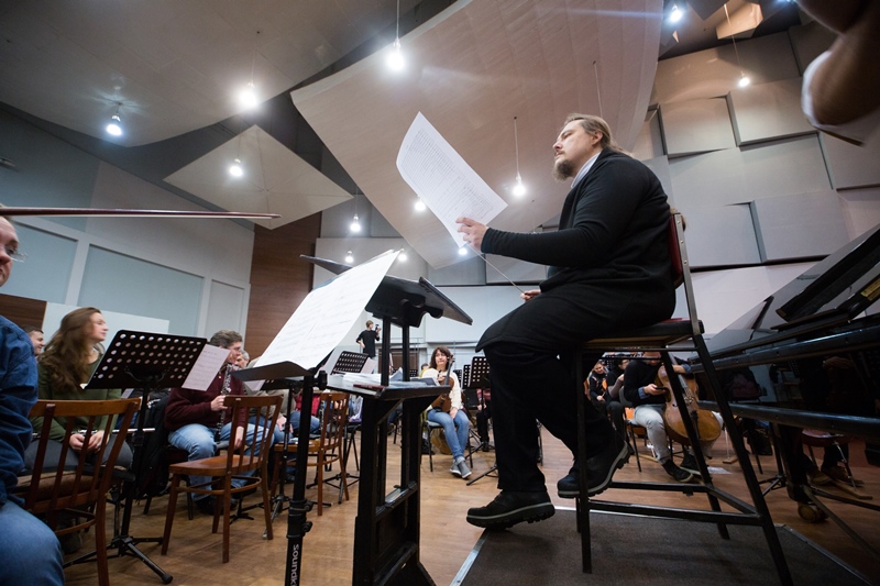 Пианист-виртуоз Хмара готовится к шоу "Колесо жизни" с симфоническим оркестром