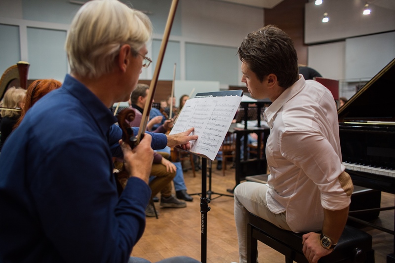 Пианист-виртуоз Хмара готовится к шоу "Колесо жизни" с симфоническим оркестром