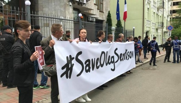 #FreeOlegSentsov: активісти передали звернення Макрону і Меркель з проханням звільнити Сенцова (фото)