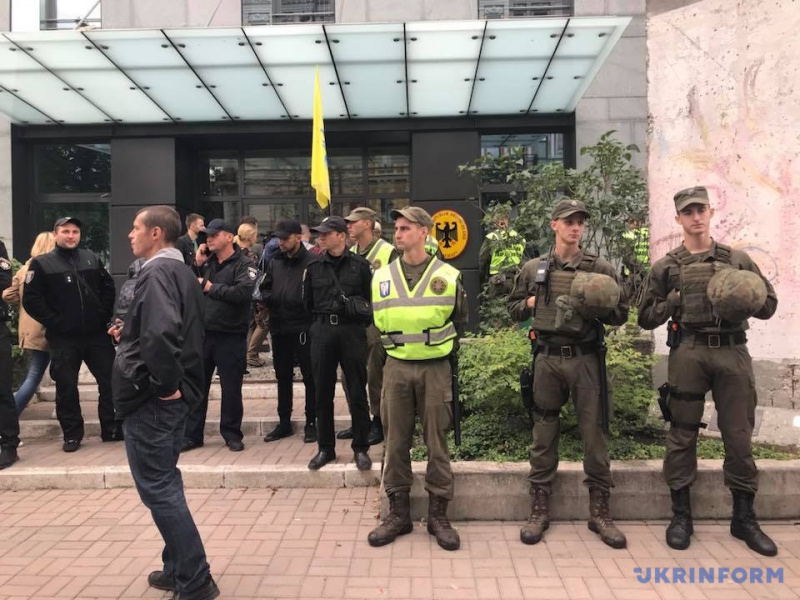 #FreeOlegSentsov: активісти передали звернення Макрону і Меркель з проханням звільнити Сенцова (фото)