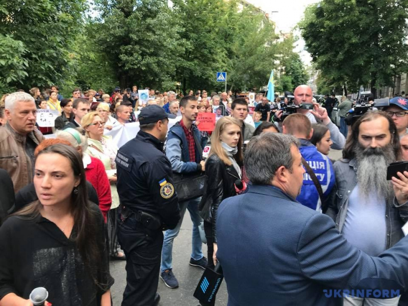 #FreeOlegSentsov: активісти передали звернення Макрону і Меркель з проханням звільнити Сенцова (фото)