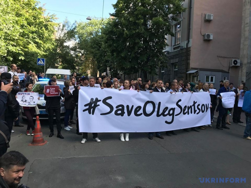 #FreeOlegSentsov: активісти передали звернення Макрону і Меркель з проханням звільнити Сенцова (фото)