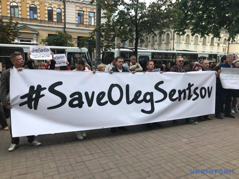 #FreeOlegSentsov: активісти передали звернення Макрону і Меркель з проханням звільнити Сенцова (фото)