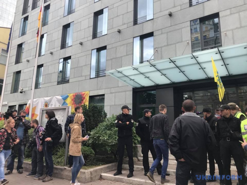 #FreeOlegSentsov: активісти передали звернення Макрону і Меркель з проханням звільнити Сенцова (фото)