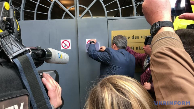 #FreeOlegSentsov: активісти передали звернення Макрону і Меркель з проханням звільнити Сенцова (фото)