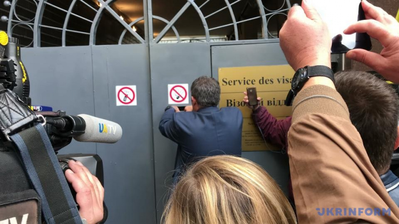 #FreeOlegSentsov: активісти передали звернення Макрону і Меркель з проханням звільнити Сенцова (фото)