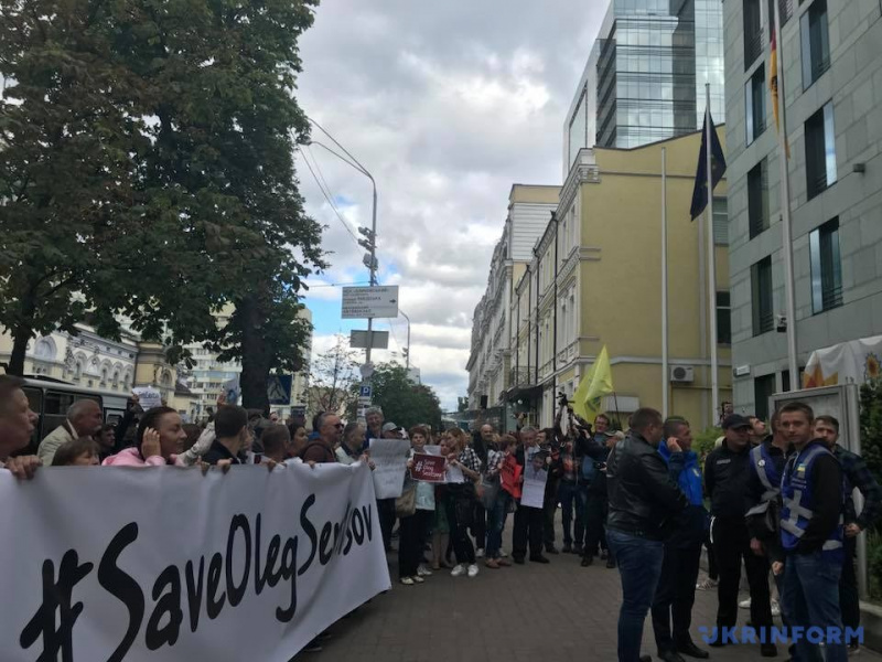 #FreeOlegSentsov: активісти передали звернення Макрону і Меркель з проханням звільнити Сенцова (фото)