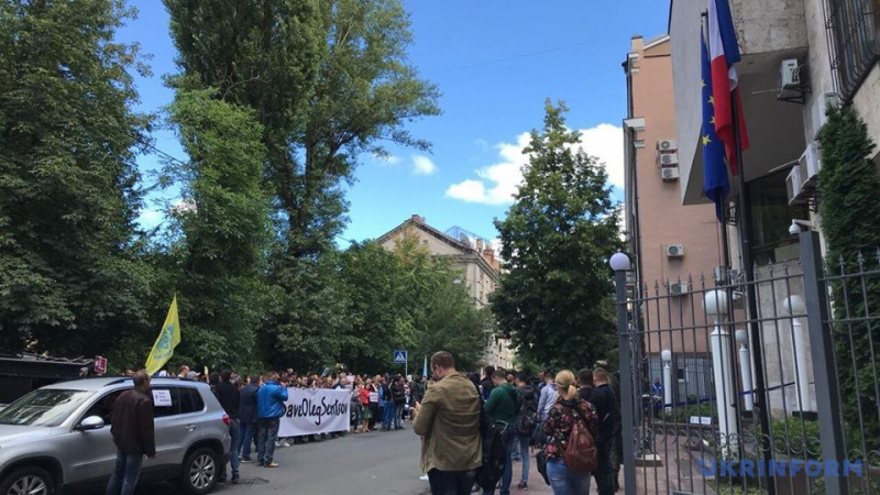 #FreeOlegSentsov: активісти передали звернення Макрону і Меркель з проханням звільнити Сенцова (фото)
