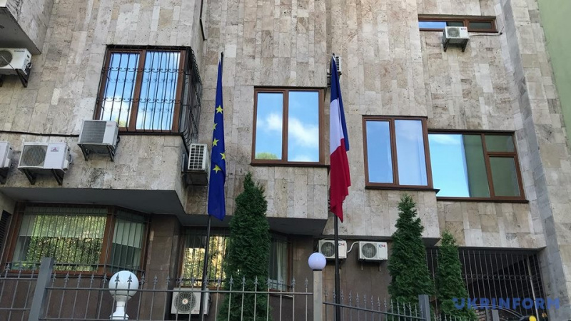 #FreeOlegSentsov: активісти передали звернення Макрону і Меркель з проханням звільнити Сенцова (фото)