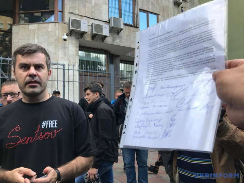#FreeOlegSentsov: активісти передали звернення Макрону і Меркель з проханням звільнити Сенцова (фото)