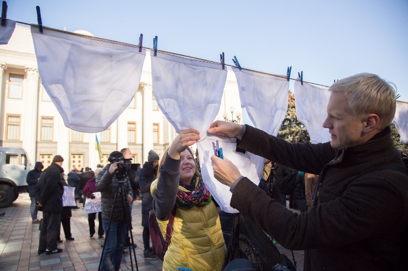 "Не будьте трусами": активисты под Радой с помощью нижнего белья напомнили нардепам о е-декларациях