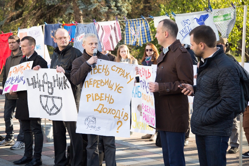 "Не будьте трусами": активисты под Радой с помощью нижнего белья напомнили нардепам о е-декларациях