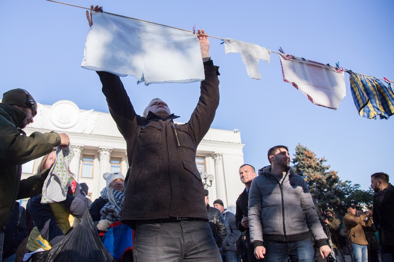 "Не будьте трусами": активисты под Радой с помощью нижнего белья напомнили нардепам о е-декларациях