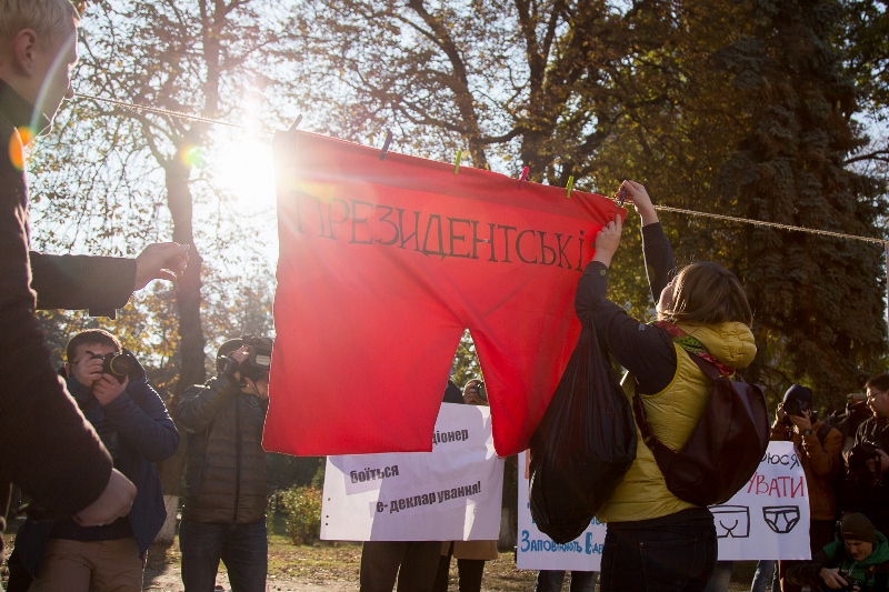 "Не будьте трусами": активисты под Радой с помощью нижнего белья напомнили нардепам о е-декларациях