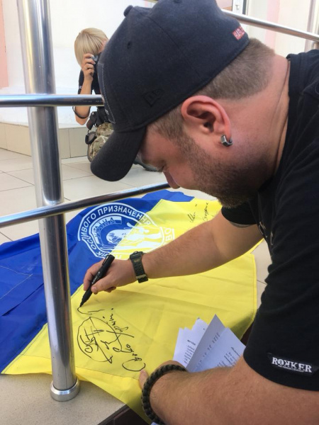 И снова на фронт: &quot;Квартал 95&quot; проведал бойцов на передовой