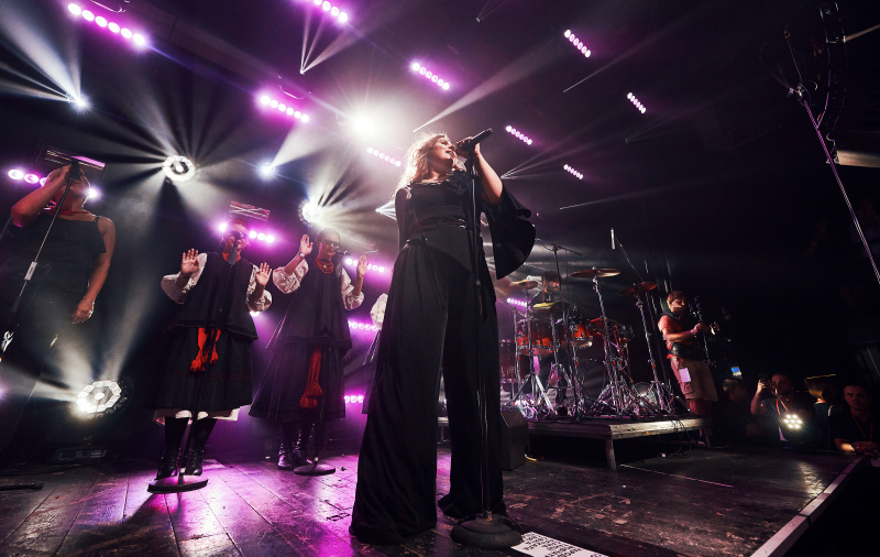 Мінімалізм та етно-мотиви: KAZKA представила у Києві дебютний альбом (фото)