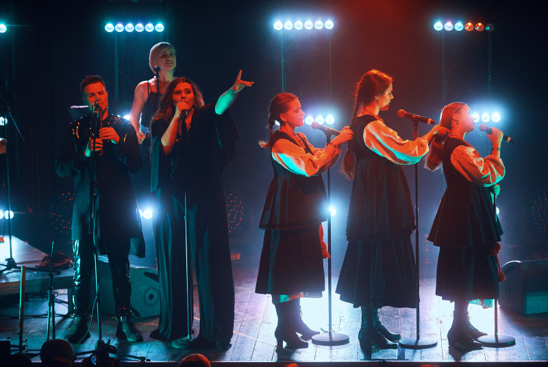 Мінімалізм та етно-мотиви: KAZKA представила у Києві дебютний альбом (фото)