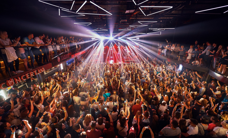 Мінімалізм та етно-мотиви: KAZKA представила у Києві дебютний альбом (фото)