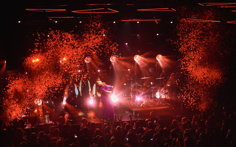 Мінімалізм та етно-мотиви: KAZKA представила у Києві дебютний альбом (фото)