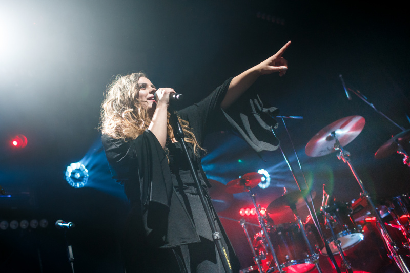 Мінімалізм та етно-мотиви: KAZKA представила у Києві дебютний альбом (фото)