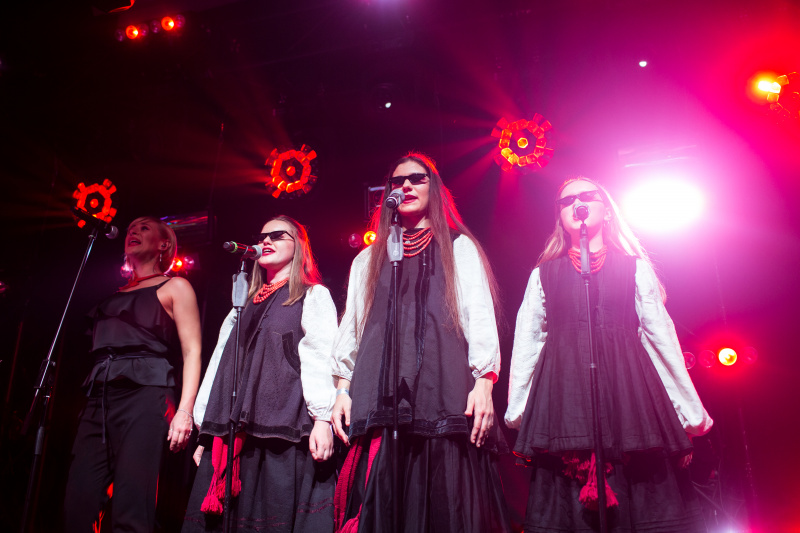 Мінімалізм та етно-мотиви: KAZKA представила у Києві дебютний альбом (фото)