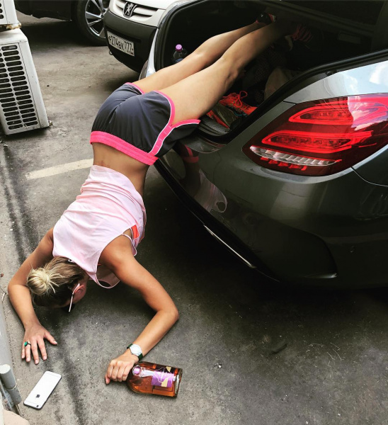 &quot;Падающие звезды&quot;: в сети набирает обороты флешмоб с падениями селебрити и не только