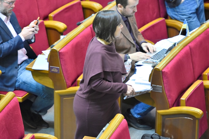 У Верховній Раді депутат "засвітилася" з кругленьким животиком