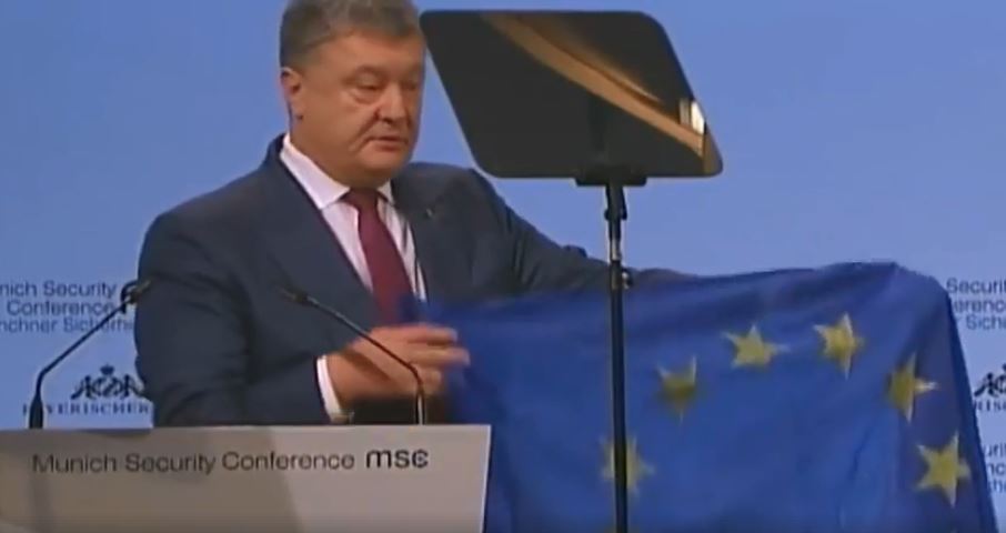 Порошенко показав у Мюнхені прострелений у АТО прапор Євросоюзу