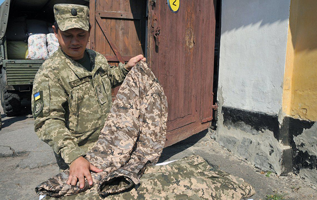В Україні цивільним особам заборонили носити військову форму: усі подробиці