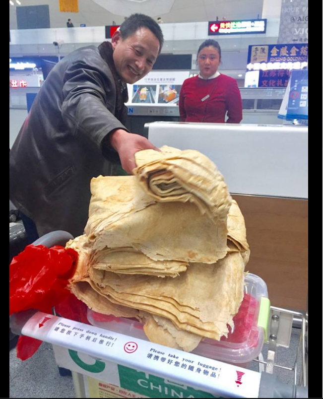 Чоловік взяв у літак 15 кілограмів млинців, які напекла йому мама