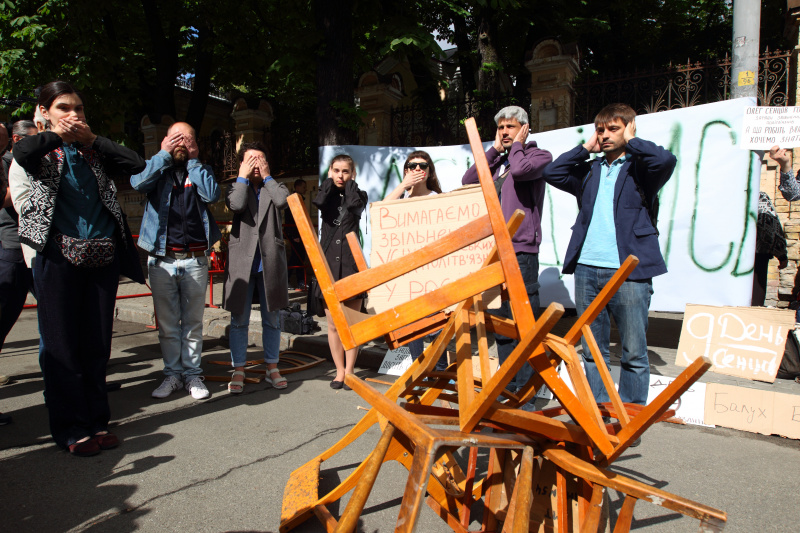 "Хватит сидеть": в Киеве прошла акция в поддержку Сенцова (яркий фоторепортаж)