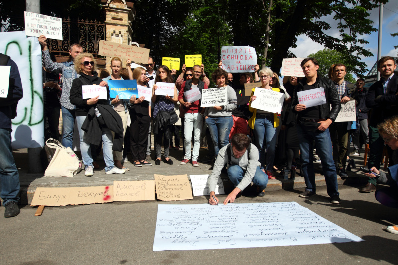 "Хватит сидеть": в Киеве прошла акция в поддержку Сенцова (яркий фоторепортаж)