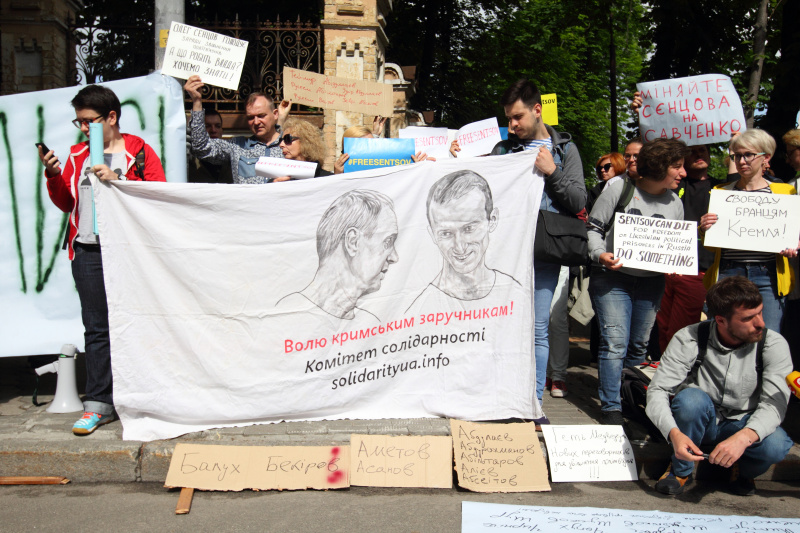 "Хватит сидеть": в Киеве прошла акция в поддержку Сенцова (яркий фоторепортаж)