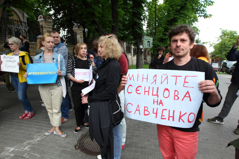 "Хватит сидеть": в Киеве прошла акция в поддержку Сенцова (яркий фоторепортаж)