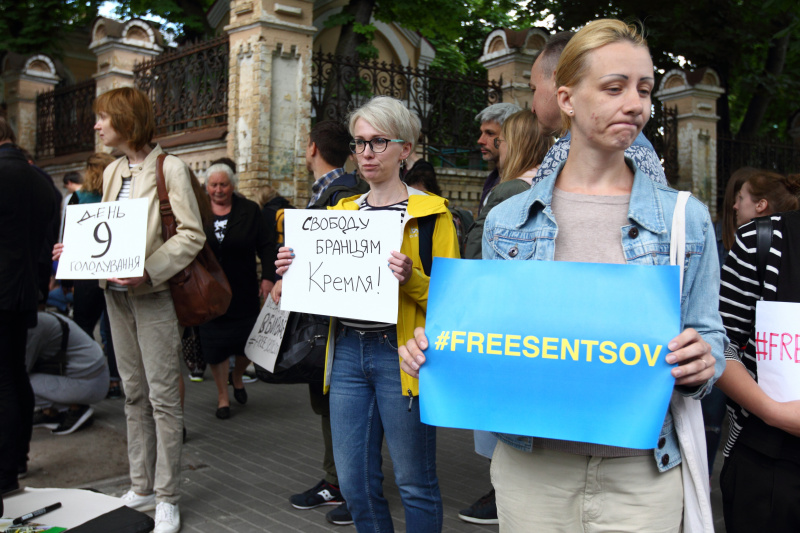 "Хватит сидеть": в Киеве прошла акция в поддержку Сенцова (яркий фоторепортаж)